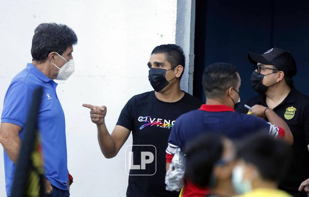 Jorge Claros, exjugador del Real España, visitó a Héctor Vargas previo al partido de la semifinal en el Morazán.