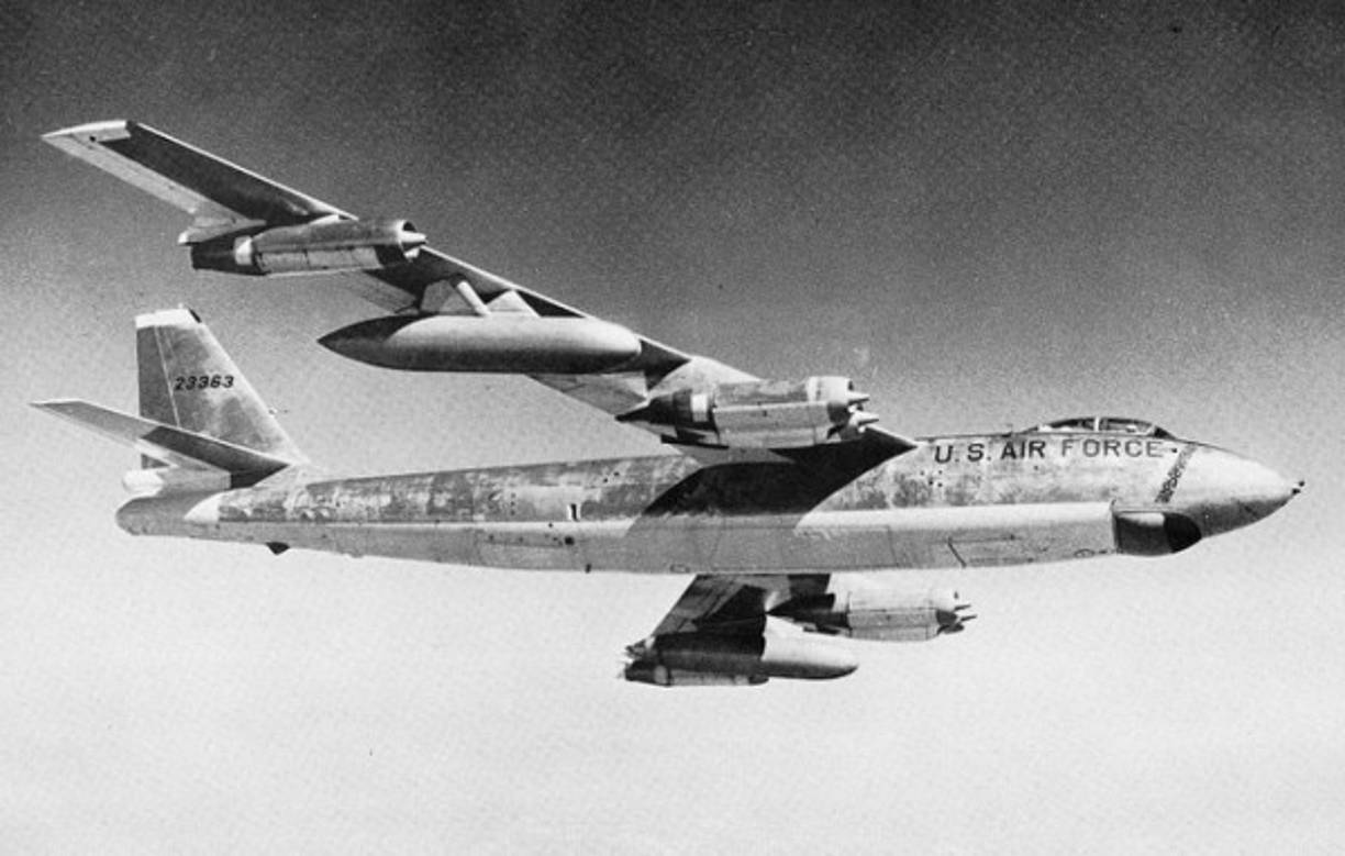 Una colisión aérea ocurrida en 1958 pudo terminar en una enorme tragedia nuclear cuando un bombardero B-47 de la Fuerza Aérea de los Estados Unidos chocó en pleno vuelo con un caza F86. Aunque el bombardero no se estrelló, como resultado del impacto se vio obligado a soltar una bomba de hidrógeno de 3,400 kilos a fin de aligerar su peso y mantenerse en el aire. La bomba cayó en el mar, frente a la costa en el área de Savannah, Georgia (EUA) y con tanta suerte que el impacto no provocó la detonación que hubiera arrasado con la zona.