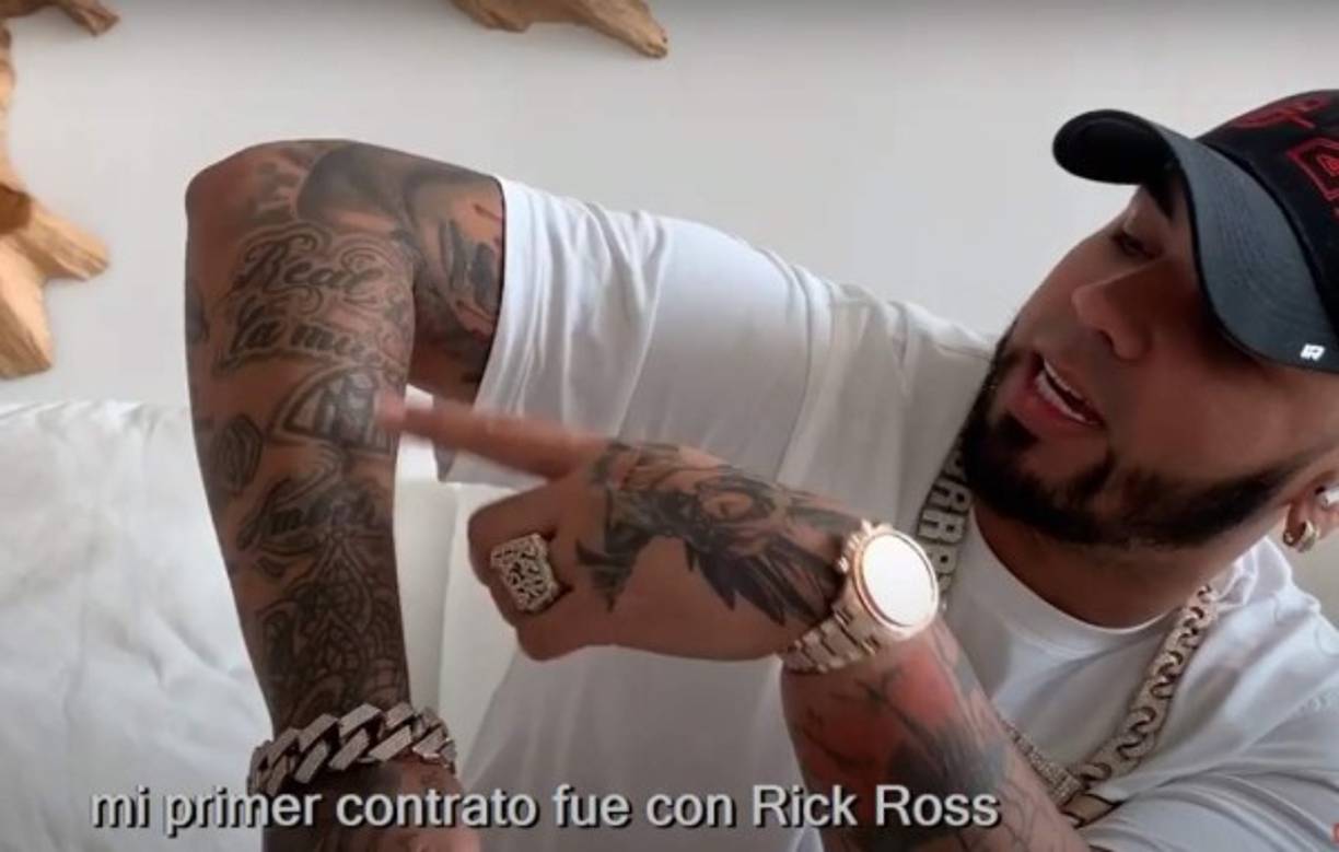 Uno de los que parece arrepentirse fue el del sello de la primera disquera con la que firmó contrato como cantante (Maybach Music), aunque no lamenta el diseño si el lugar que eligió para ponerlo, 'Desearía tener otra cosa allí, algo con más significado', dijo.