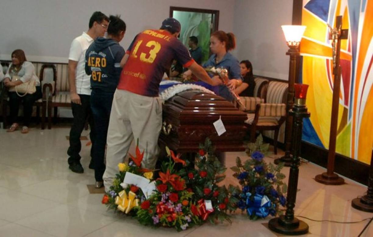 Decenas de personas llegaron a acompañar a la familia de Arnold Peralta, asesinado el jueves por sicarios en La Ceiba, norte de Honduras.