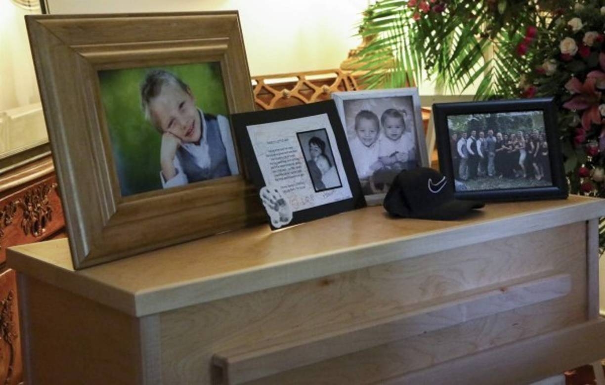 Ataúdes de madera construidos por hombres de esta comunidad mormona de origen estadounidense -asentada en esa zona del norte de México con praderas áridas y montañas cubiertas de pinos-, resguardaban los restos de las víctimas de un hecho que ha causado indignación en México y el extranjero.