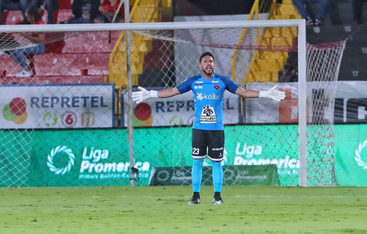 Leonel Moreira: El portero del Alajuelense no encajó gol ante Real España y encabeza el 11 ideal de las semifinales de ida de la Liga Concacaf.