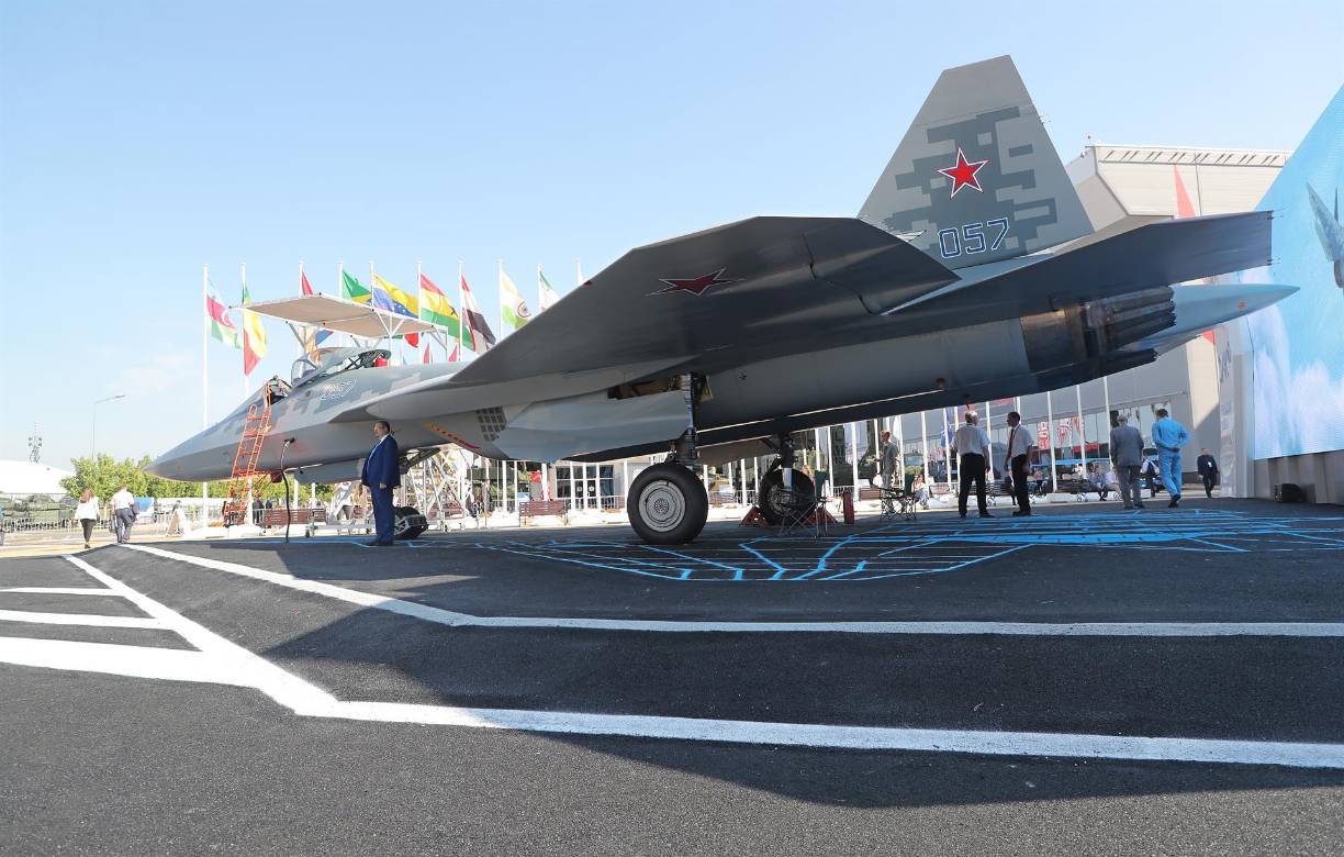 Rusia exhibe un perro robot con lanzagranadas junto a sus modernas armas en feria militar