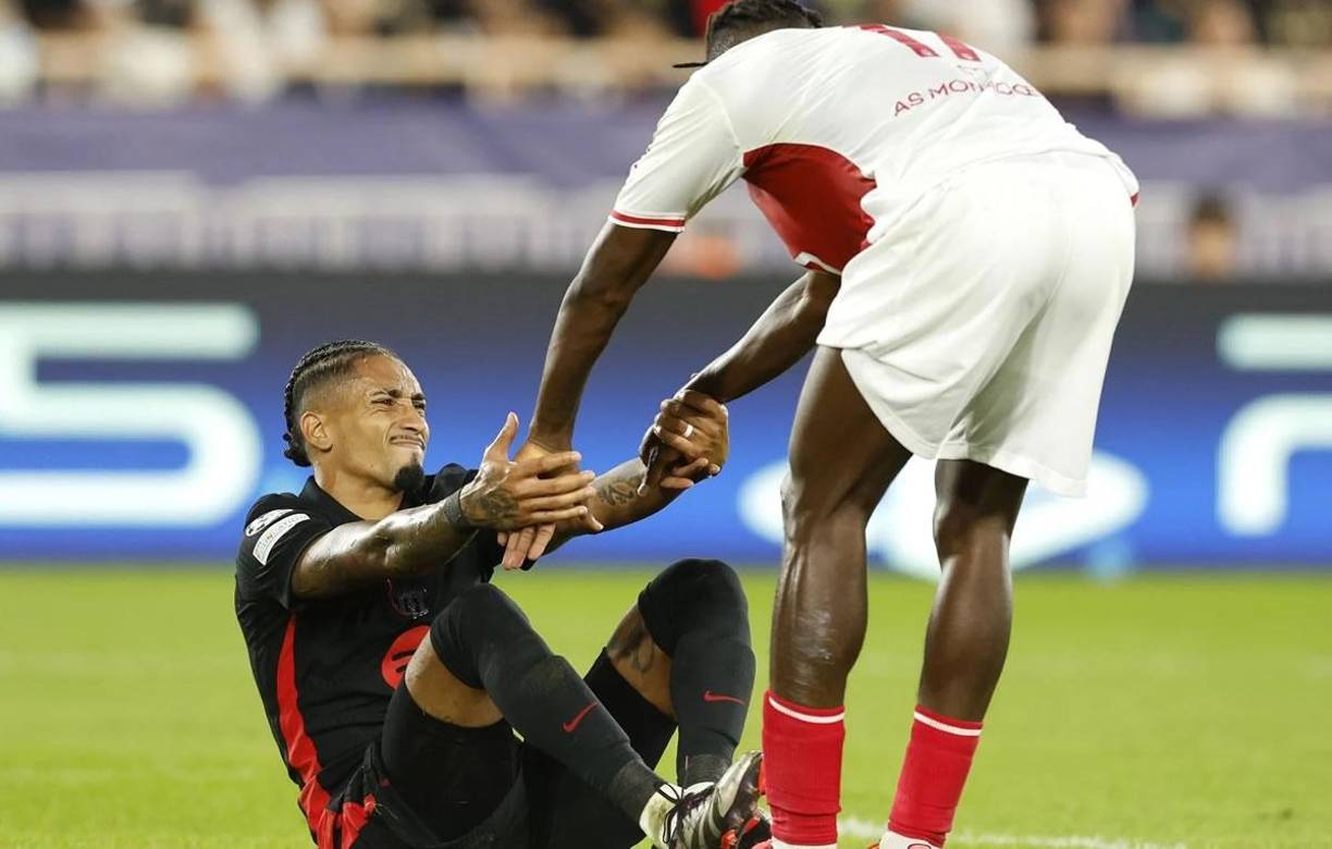 Raphinha no estuvo fino en el partido contra el Mónaco.