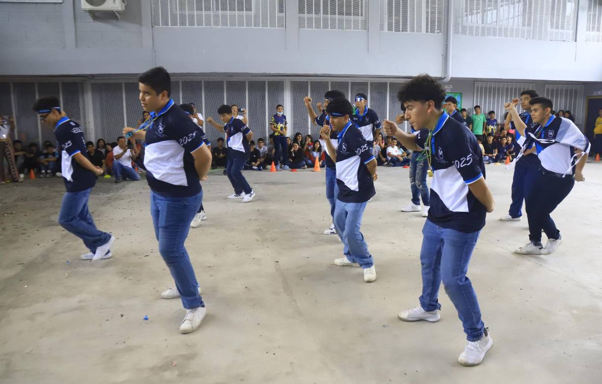 Los seniors presentaron una coreografía, la cual sorprendió a todos por su ingenio y dinámica ejecución. 