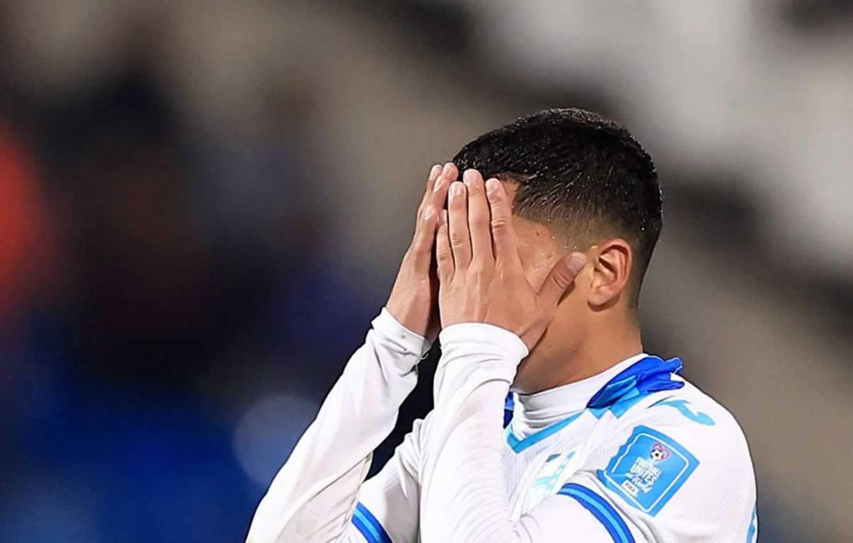 Isaac Castillo se lamenta al no poder ganar el partido frente a Corea del Sur.