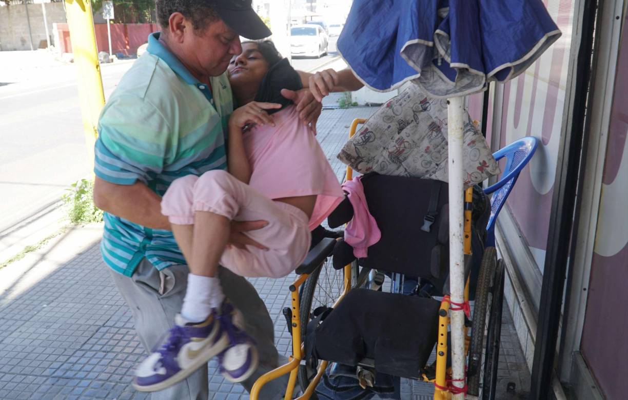 Dennis González describió a LA PRENSA que su hija nació con parálisis cerebral y que el gasto en medicamentos es alto y constante. Su madre la abandonó cuando tenía 10 años. 