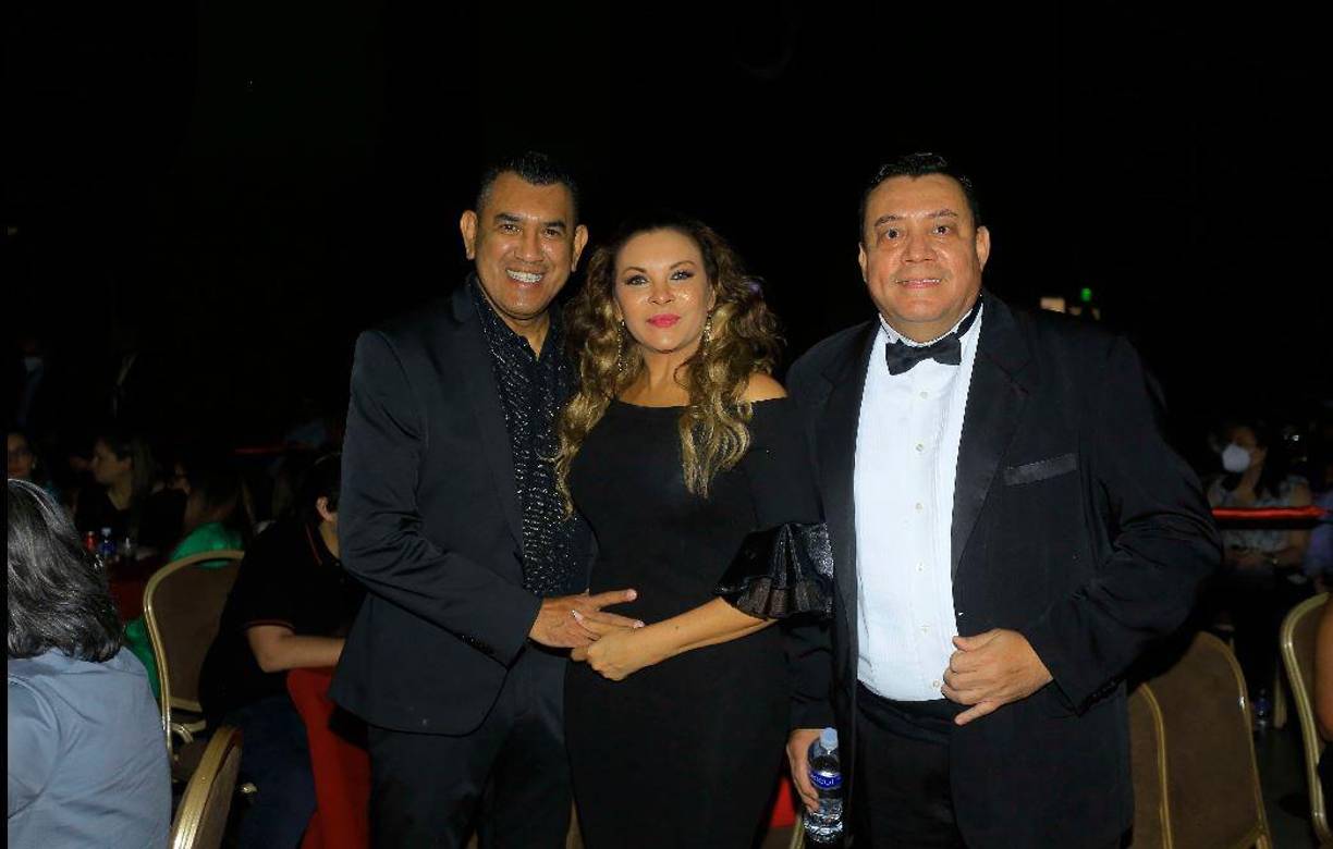 Xavier Sierra y su esposa Ana Interiano junto a Jimmy Tovar. 