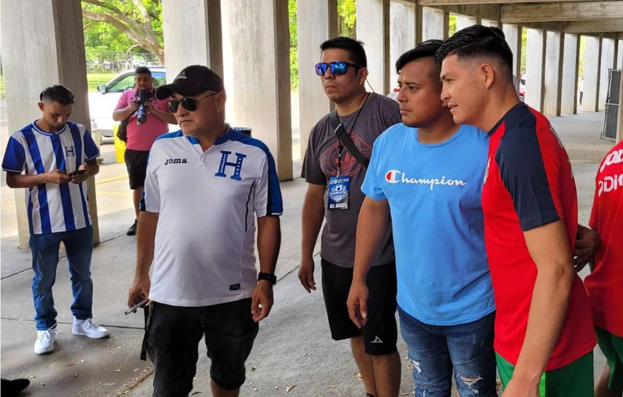 Muchos aficionados hondureños se acercaron al jugador del Marathón en el Tag Gormley Stadium de Nueva Orleans para pedirle fotos.