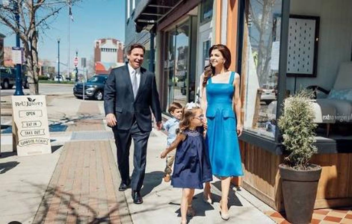 Su respuesta dibuja un retrato casi perfecto. Describe al gobernador como un padre cariñoso para sus tres hijos (Madison, Mason y Mamie) y el pilar de la familia cuando a ella le diagnosticaron un cáncer de pecho en 2021, una enfermedad en remisión desde hace más de un año. 