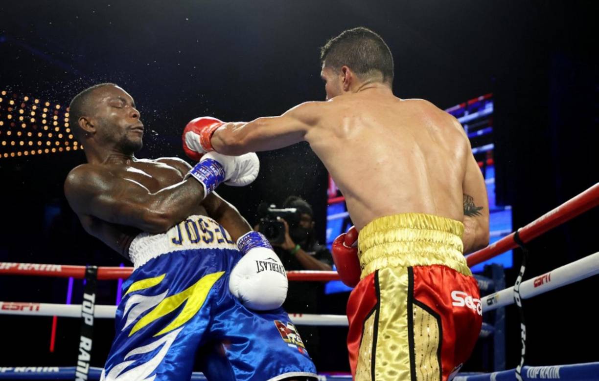 El boxeador hondureño Josec “Escorpión” Ruiz no la pasó nada bien la noche del sábado en el mítico Hulu Theater del Madison Square Garden de Nueva York, Estados Unidos. Fotos AFP. y Eduardo Solano.