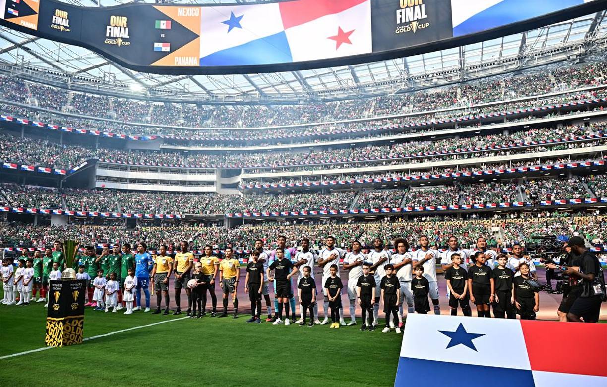 Momento en el que se entonaba el himno nacional de Panamá.