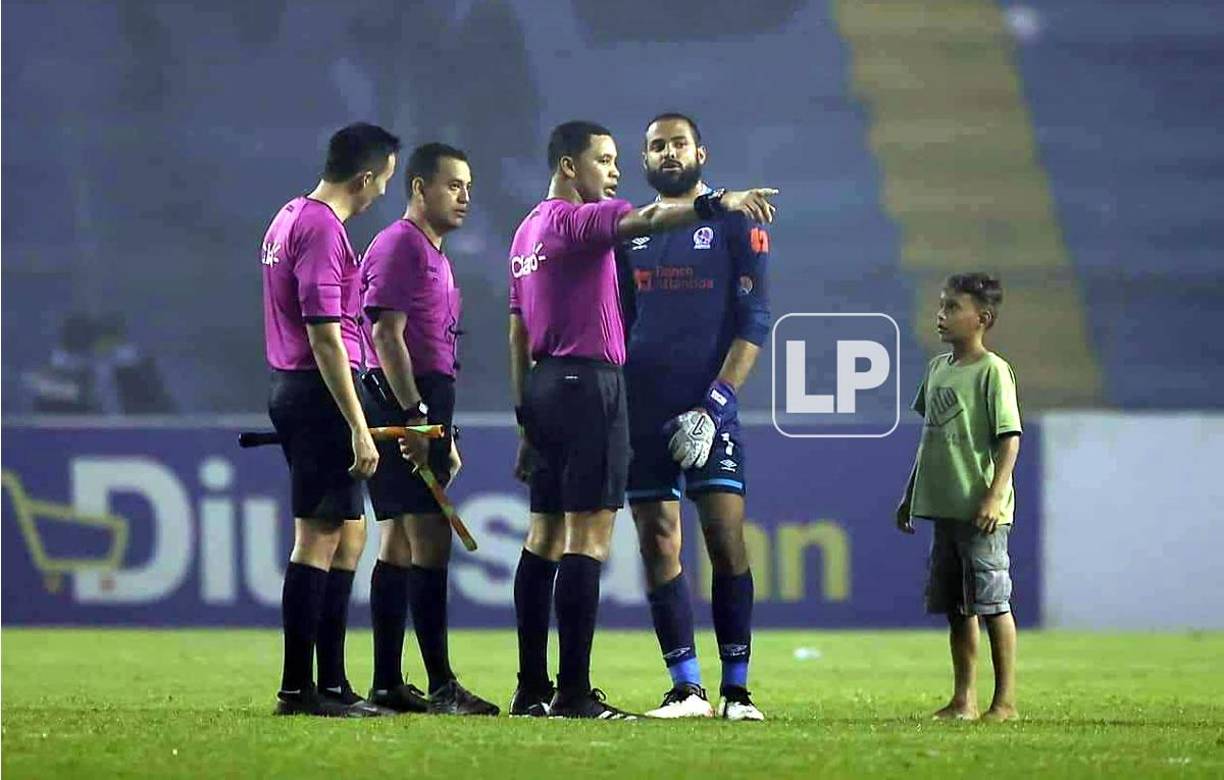 Tras el pitazo final, este niño espero pacientemente al portero del Olimpia, Edrick Menjívar, para pedirle un regalo.
