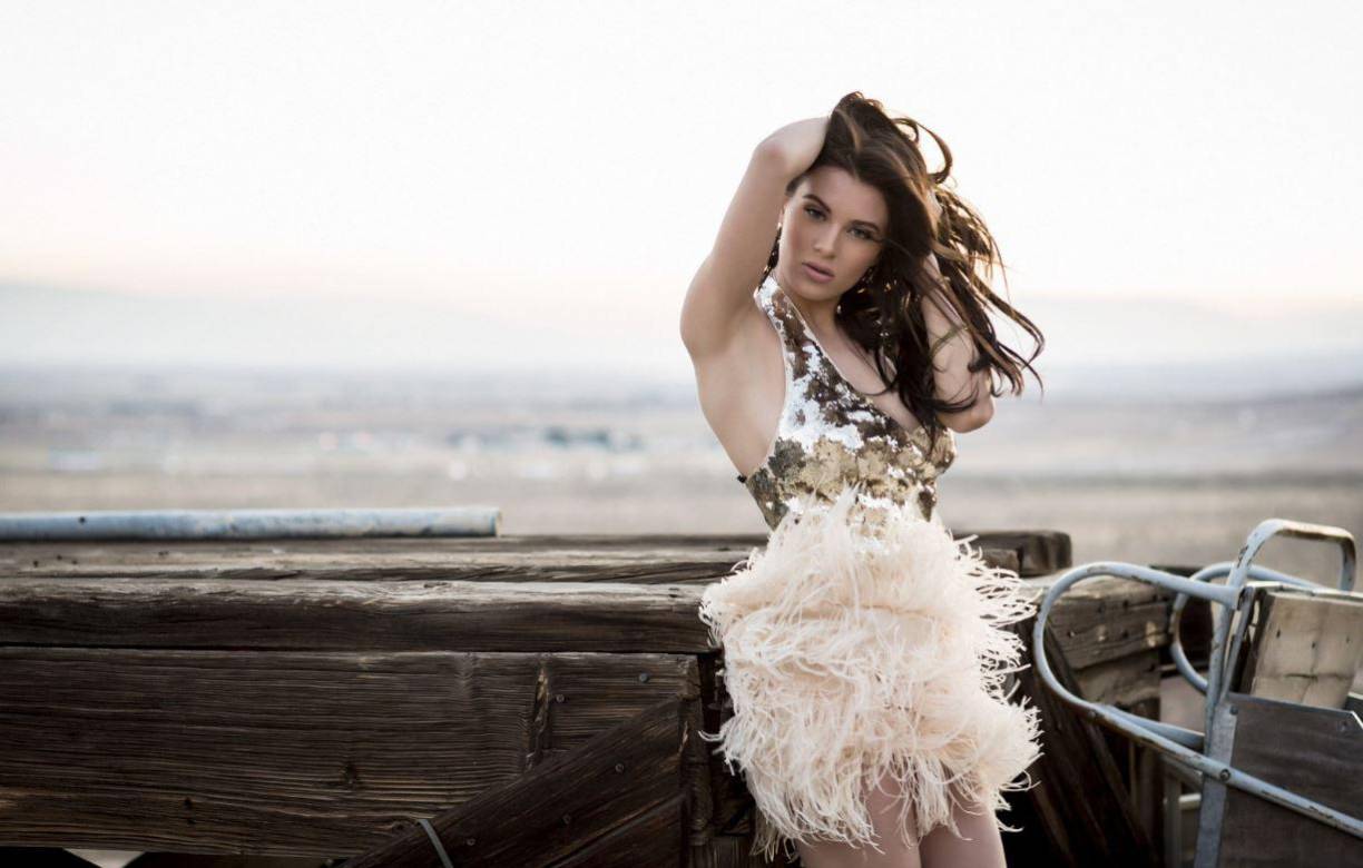 Después de unos meses de fingir entusiasmo por el porno, la estrella decidió dejar la industria del entretenimiento para adultos. Descubrió que los influencers ganaban miles de dólares más que ella en sus plataformas, sin tener que salir de su zona de confort. Lana pasó tiempo con YouTubers como Logan Paul para intentar hacer vlogs y crear su propio contenido.