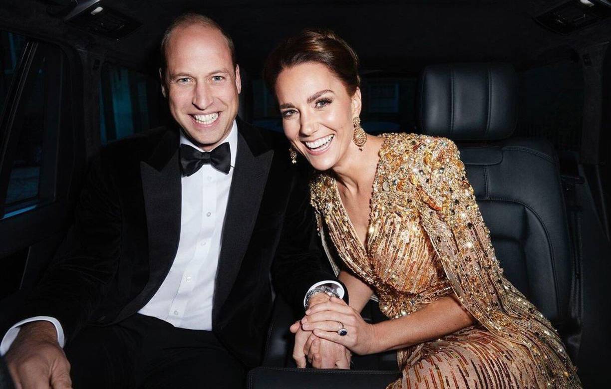 El exsecretario privado del matrimonio, Jamie Lowther-Pinkerton, citó entre sus virtudes el que tenga los pies en la tierra y su carácter imperturbable. “Se toma el tiempo de hablar con la gente”, explicó Lowther-Pinkerton al diario The Times, comparándola con la madre de la reina Isabel II, un símbolo de la resistencia británica durante la Segunda Guerra Mundial: “Cuando hay que hacer algo, ella lo hace”. 