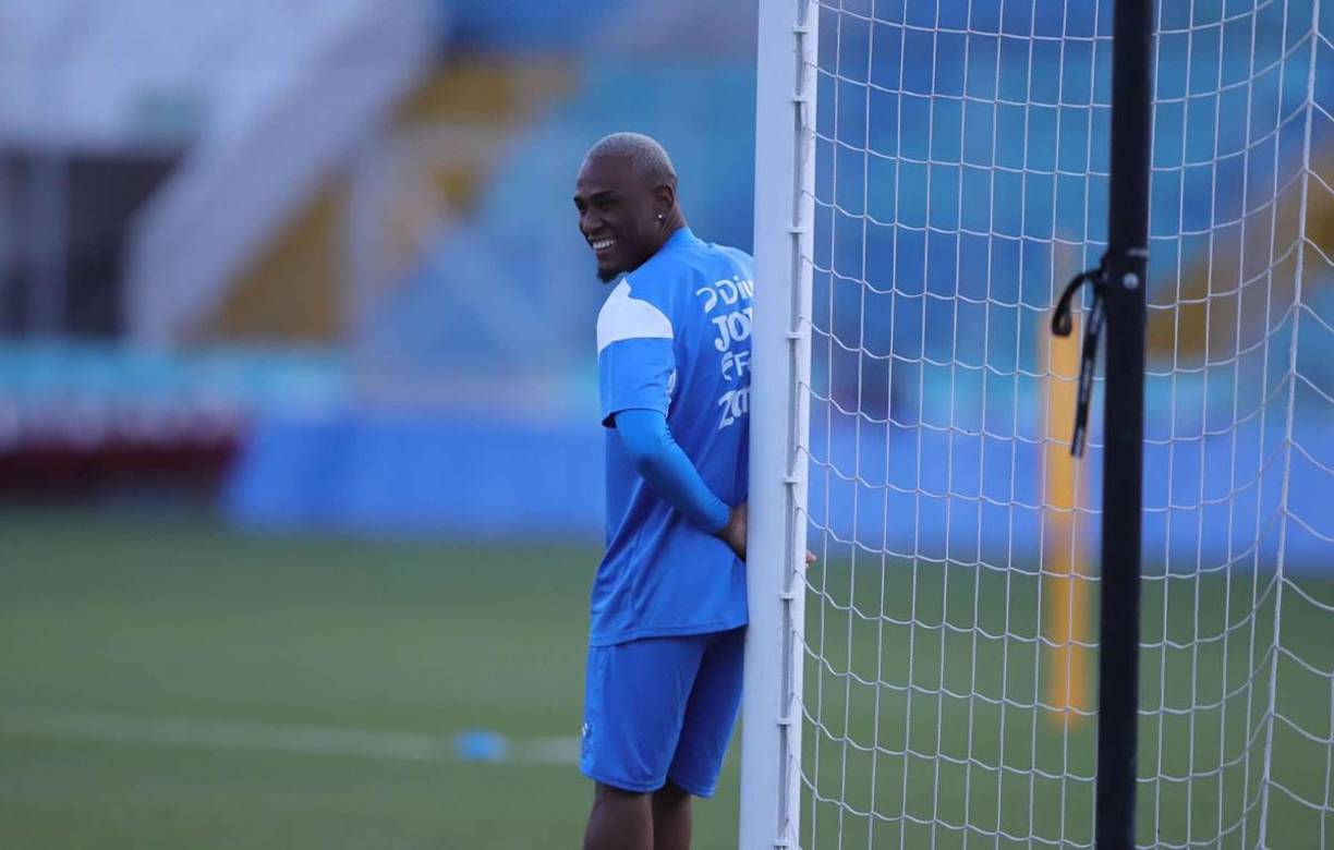 Deybi Flores la pasó bien en el entrenamiento en el estadio Nacional. Escenario donde brilló con el Olimpia.