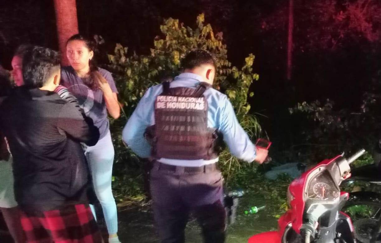 Horas más tarde, las autoridades policiales y Medicina Forense llegaron al sitio para realizar el respectivo levantamiento de los cuerpos, que quedaron tendidos a un costado de la carretera.