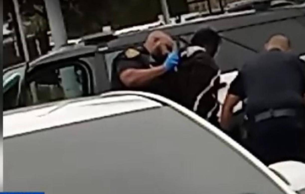 La policía arrestó a Bashiru Kargbo, de 40 años, según muestran los registros a las 9:34 a.m. del martes. Está acusado de robo con intención de cometer agresión sexual.