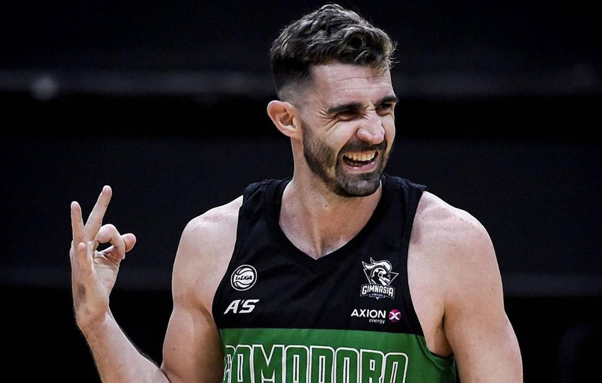 Sebastián Vega - El basquetbolista professional salió del armario en marzo de 2020, y dice que lo hizo en parte para combatir el machismo en el deporte. Vega juega para el club Unifacisa del Novo Basquete Brasil.