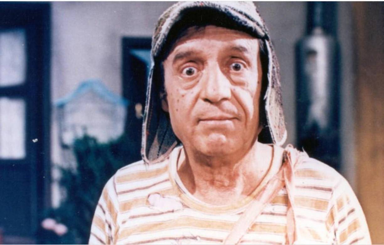 Tiempo después, “El Chavo” fue recogido de la calle por una dulce ancianita que vivía en una vecindad. Se lo llevó a vivir con ella: “le temblaban mucho las manos (a la anciana con la que llegó a vivir en la vecindad, en el departamento 8). Ella siempre decía: “Dios tendrá que hacerme el milagro de que alguna vez me dejen de temblar las manos”. Una vez llegué a la vivienda y me di cuenta que ya no le temblaban las manos; y ella toda estaba quietecita, quietecita. Creo que la enterraron al día siguiente”.