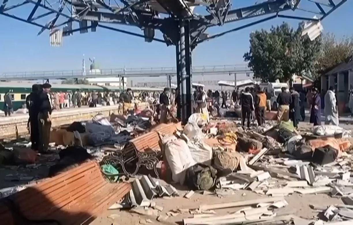 El comisionado de la ciudad, Hamza Shafqaat, confirmó en una declaración a la prensa que la explosión fue de naturaleza suicida. De acuerdo con Shafqaat, el atacante suicida entró en la estación con equipaje.