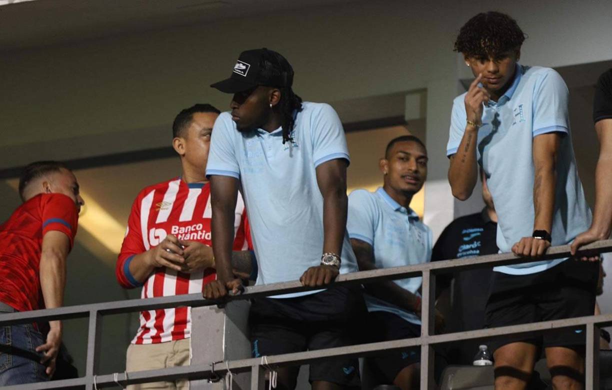 El joven mediocampista David Ruiz, del Inter Miami, estuvo acompañado por Alberth Elis en el palco del estadio Nacional, a donde llegaron los jugadores de la Selección de Honduras para ver el clásico.