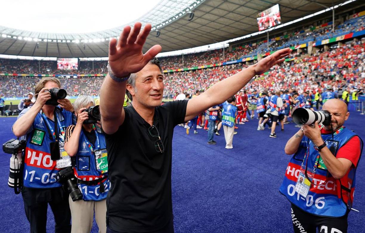 El entrenador de Suiza, Murat Yakin, saluda a los fanáticos después del partido de octavos de final.