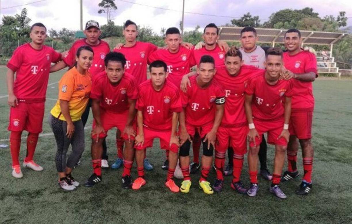 Junto a sus pupilos.