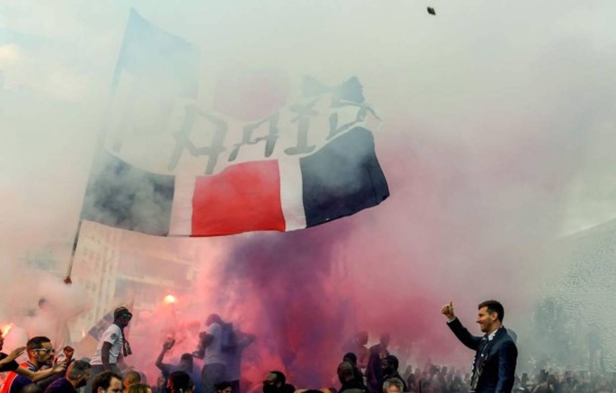 Una locura se ha vivido en las afueras del estadio Parque de los Príncipes por el fichaje de Messi con el PSG.
