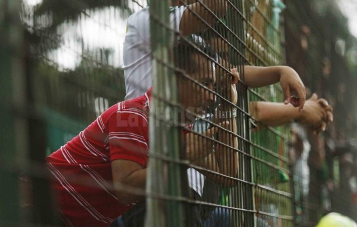 Jorge Pineda estuvo en las graderías dándole varias instrucciones a Luis Ayala en pleno Marathón- Real de Minas.
