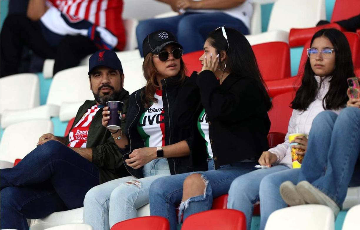 Bellas aficionadas del Marathón asistieron al estadio capitalino para apoyar a su equipo frente al Olimpia.