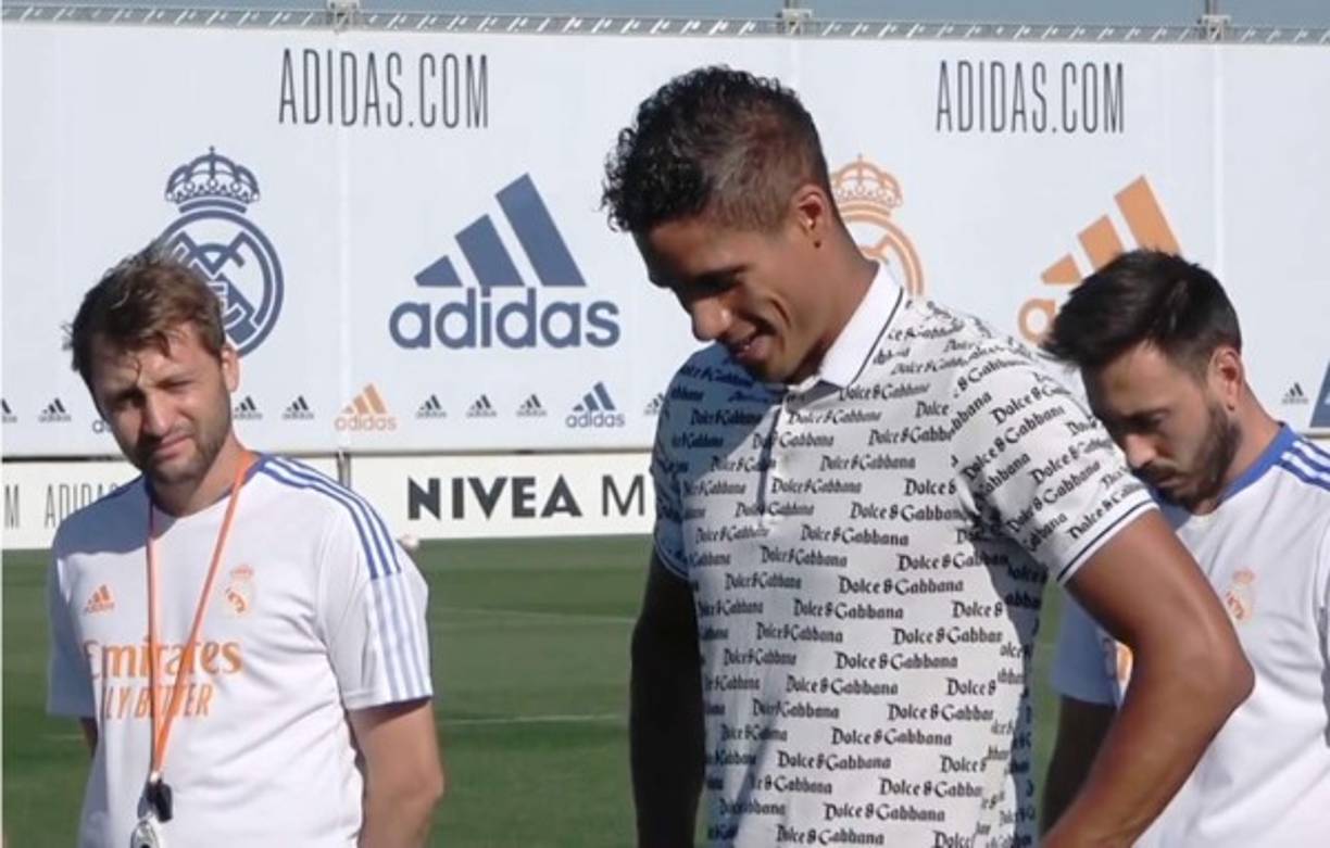 Varane en este momento detuvo su discurso, tratando de contener las lágrimas. “Son muchas emociones, les deseo lo mejor, buena temporada y nos veremos, los quiero mucho”, finalizó diciendo y acto seguido le aplaudieron los jugadores del Real Madrid.