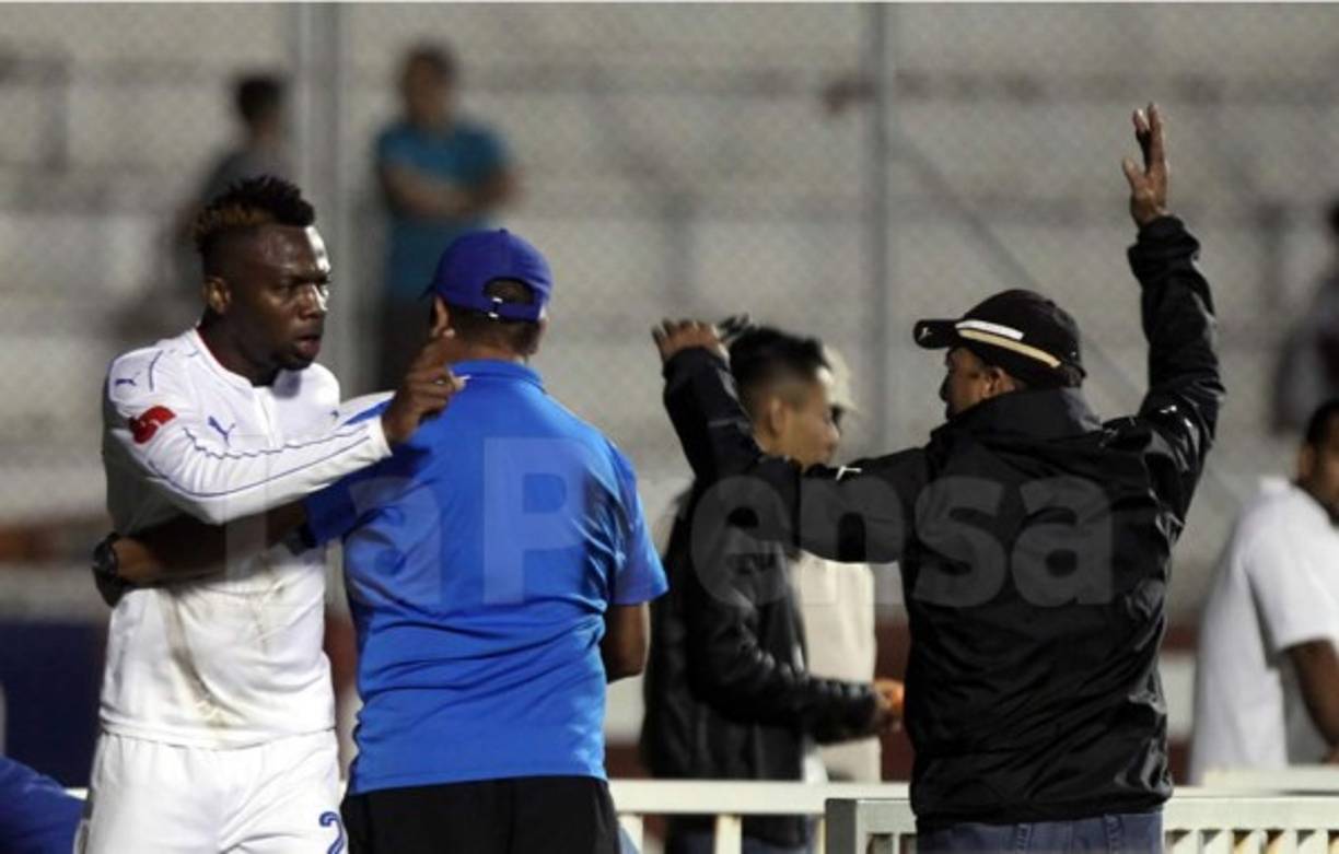 Tras ser expulsado, Osman Madrid le reclamó la irresponsable expulsión a Kevin Álvarez.