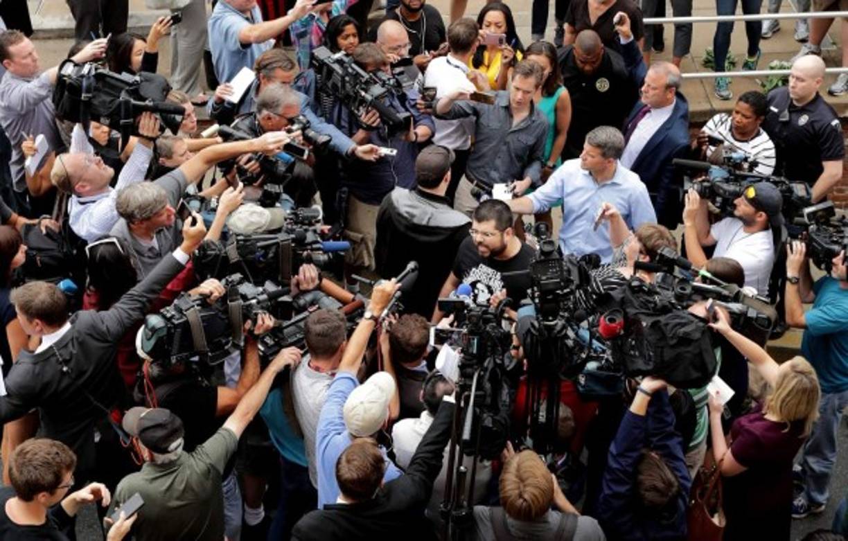 Reporteros asedian a un representante de la extrema derecha, fuera de la Corte de Charlottesville, a donde fue conducido el acusado de perpetrar el ataque del sábado.