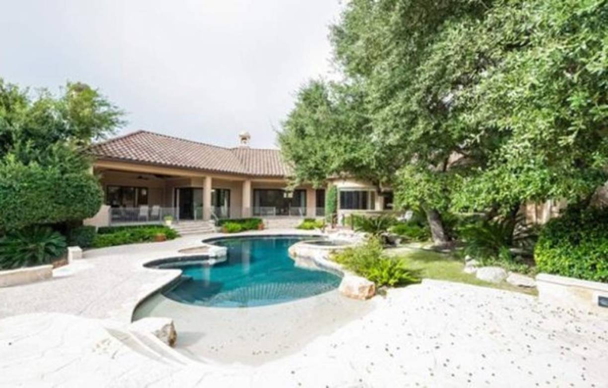 La lujosa casa, ubicada en el exclusivo barrio privado The Dominion, está valuada en 2 millones de dólares.