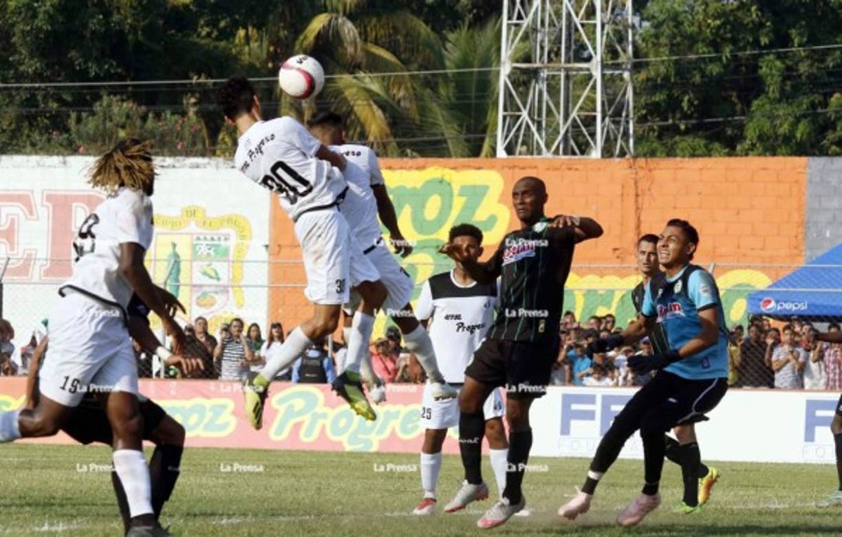 Erick Peña al momento de cabecear el balón para el empate del Honduras Progreso ante el Juticalpa.