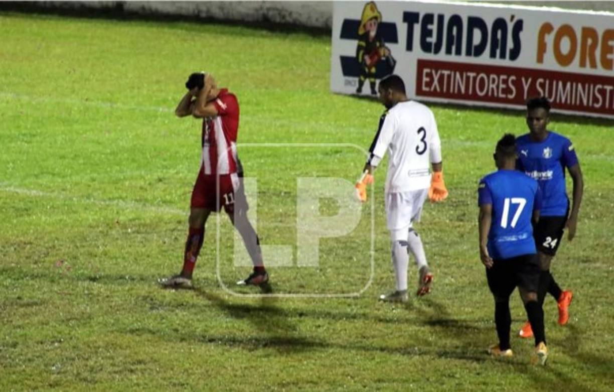Ángel Tejeda lamentándose el penal que erró en La Ceiba.