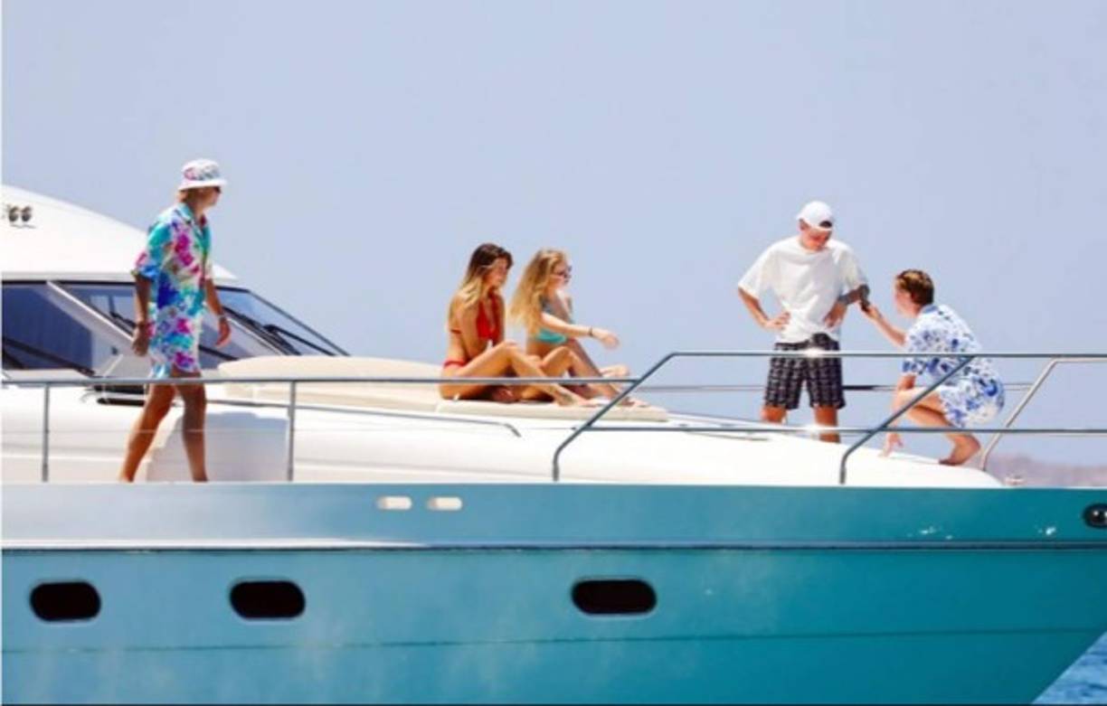 Sin embargo, el ariete del Borussia Dortmund niega las informaciones de sus millonarios gastos. Lo ha hecho desde su cuenta de Twitter: “Creo que se olvidaron incluir los platos principales. Noticias falsas”.<br/><br/>Foto - Diario As (BackGrid)