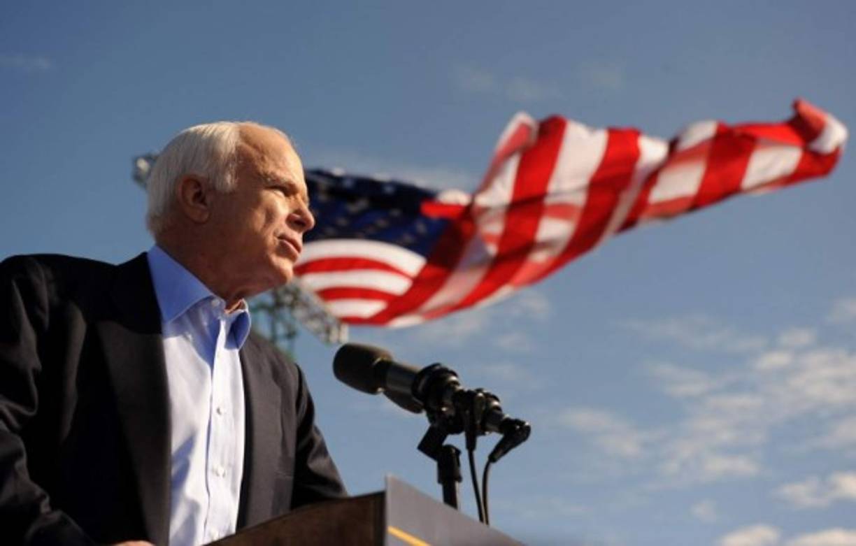 El senador y excandidato presidencial estadounidense, John McCain, un héroe de guerra reconocido por su capacidad negociadora en un Estados Unidos cada vez más dividido, murió el sábado a los 81 años por un cáncer cerebral del que había sido diagnosticado el año pasado.