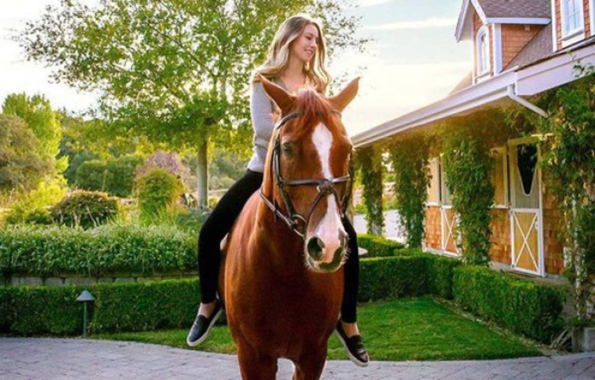 Ha triunfado en su deporte favorito, la equitación, gracias a que cursó la escuela en un instituto online.