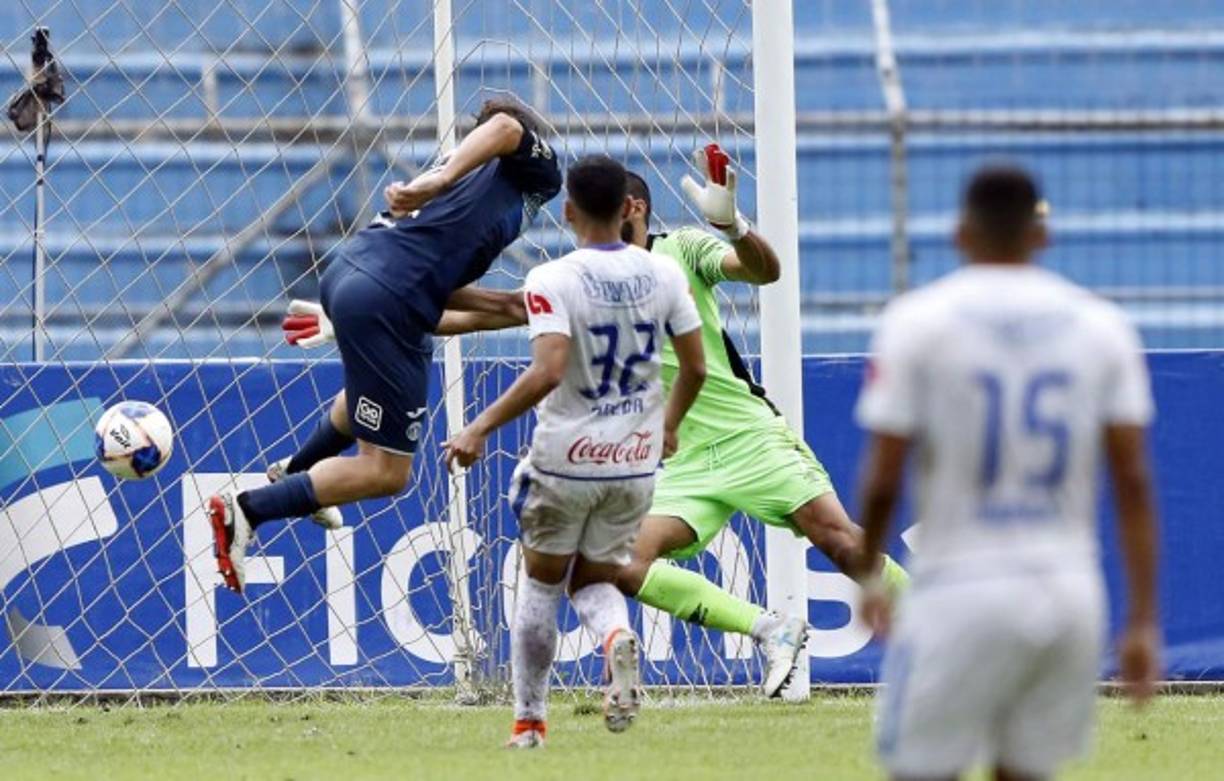 Gonzalo Klusener al momento de marcar el segundo gol del Motagua con este cabezazo.