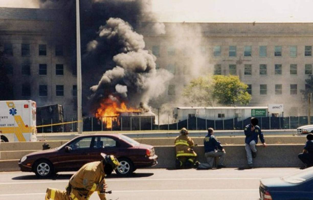 La mañana del 11-S, el vuelo 77 de American Airlines, un Boeing 757 con 64 personas a bordo, partió de de Washington D.C. rumbo a Los Angeles. La nave fue secuestrada por terroristas y se estrelló minutos después contra el Pentágono. Murieron las 64 personas en el vuelo y 125 al interior del edificio gubernamental.