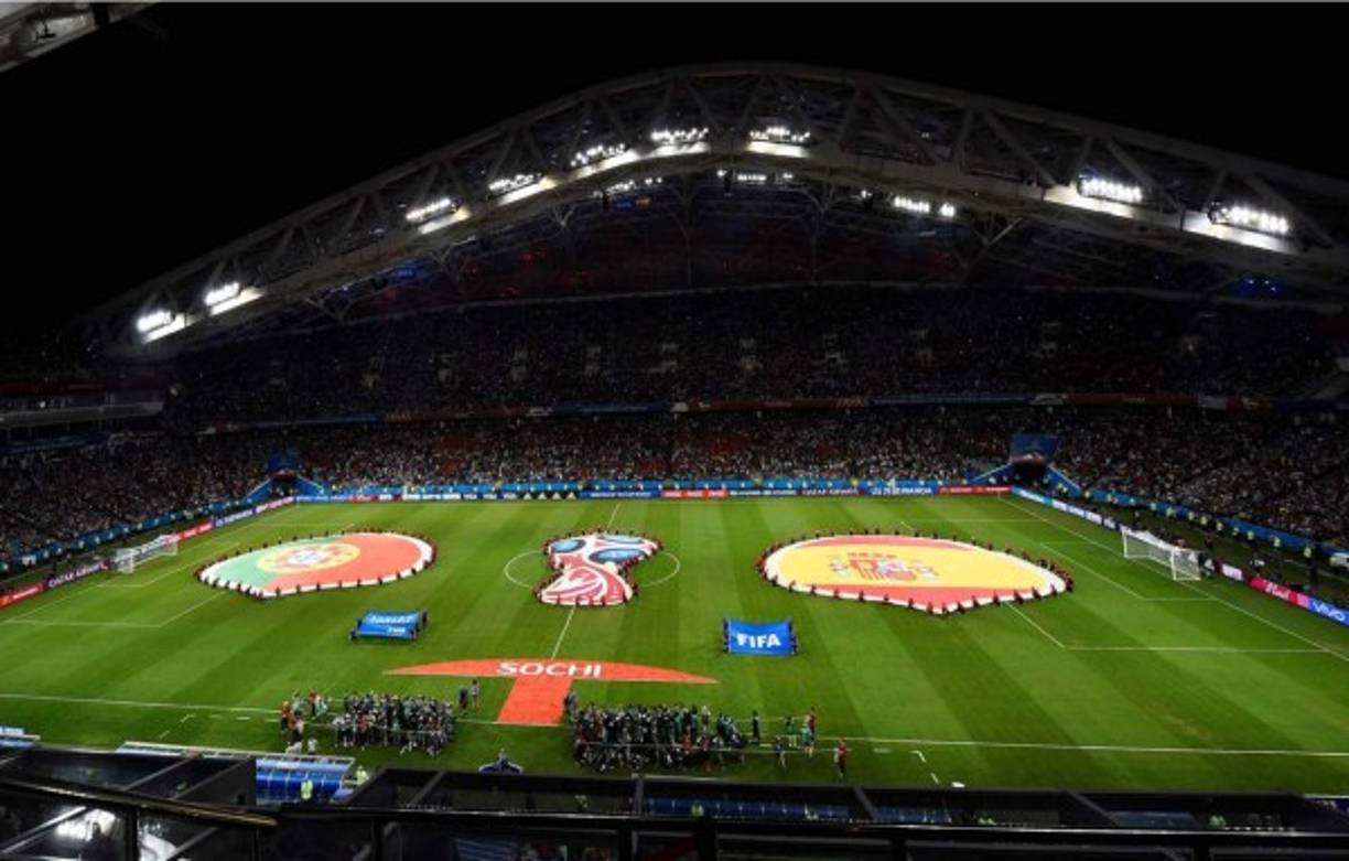 Una imagen panorámica de la cancha del estadio Fisht de Sochi, antes del inicio del partido Portugal-España. Foto AFP