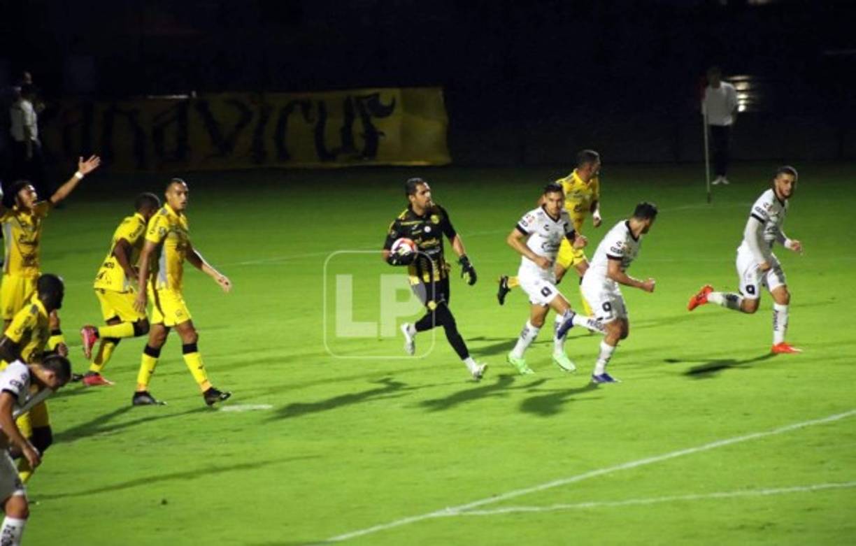 Real España tuvo que jugar con un portero prestado. Se trata del guardameta mexicano Florencio Javier Morán Manzo, quien estaría realizando además una prueba en la Máquina. Ha defendido el arco de equipos como Puebla, Atlas y Leones Negros.