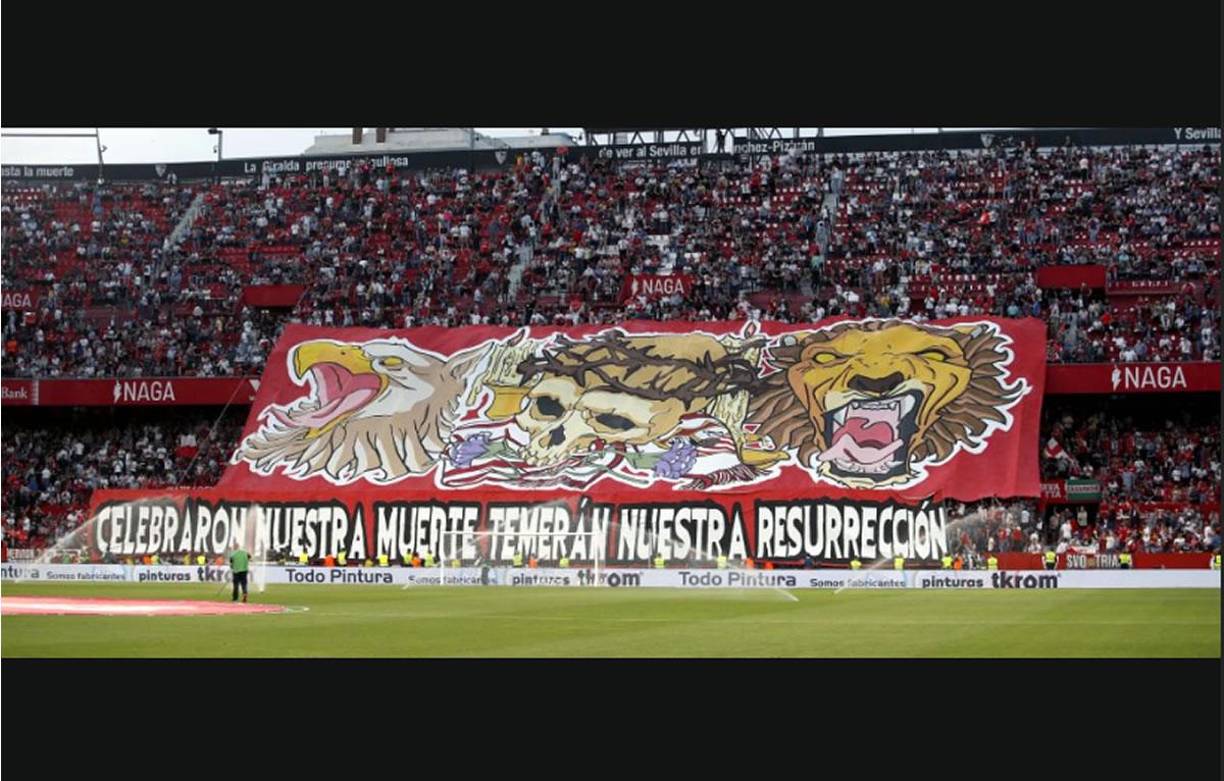 El mosaico de los aficionados del Sevilla para el partido contra el Real Madrid en el estadio Ramón Sánchez-Pizjuán.