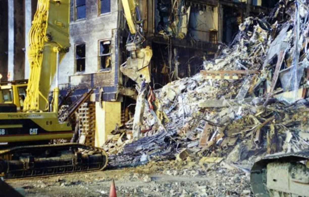 Las imágenes muestran los momentos posteriores al impacto de un avión en el Pentágono, uno de los objetivos del ataque terrorista que también destruyó las Torres Gemelas en Nueva York.