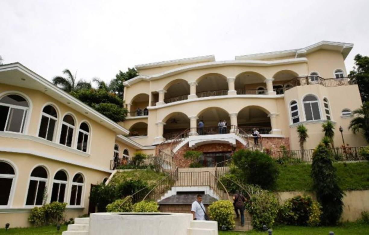 Saca, quien el martes pasado se convirtió en el primer presidente de la etapa democrática de El Salvador, en ser enjuiciado por delitos de corrupción, aceptó confesar su delito y devolver los bienes adquiridos con el dinero malversado, entre estos su lujosa mansión en las montañas de San Salvador, a cambio de una reducción de pena.