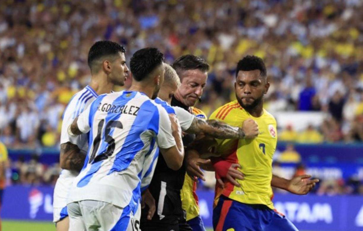 Revuelo en las redes sociales tras triunfo de Argentina ante Colombia . En redes sociales hablan de “robo”.