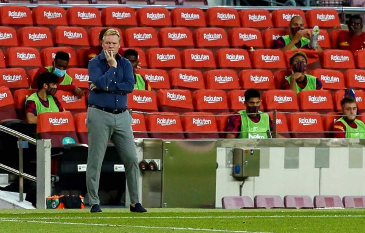 Ronald Koeman durante el Trofeo Joan Gamper, al fondo los jugadores suplentes del Barcelona.
