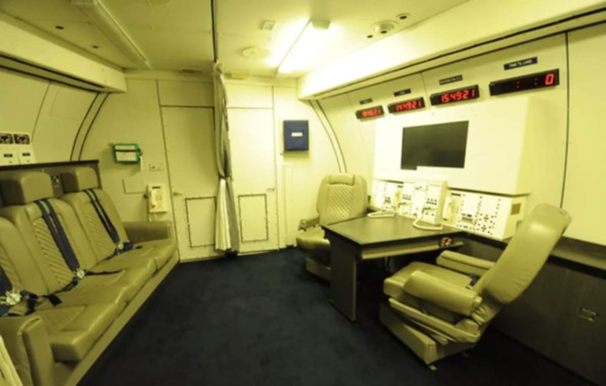 Esta aeronave cuenta con tres pisos y tiene su propio sistema de comunicaciones por satélite para que el presidente pueda hablar con líderes de todo el mundo.